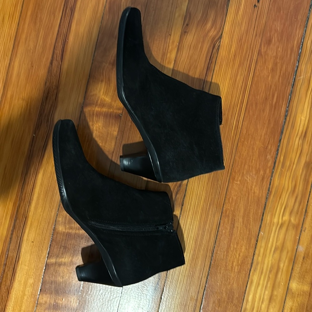 La Canadienne 6.5 Black Suede ankle boot